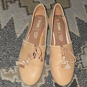 TOMS Women’s Tan Leather Tassel Loafers